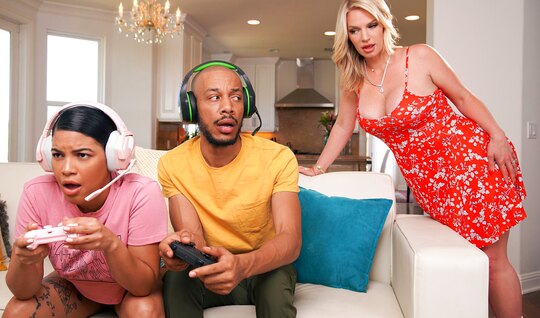 Mom provoked stepdaughters boyfriend to cheat