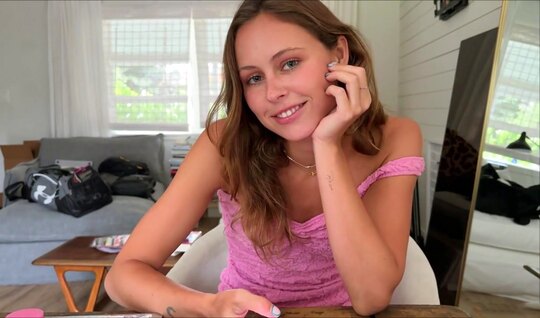 A guy fucks his girlfriends hole with a strong dick in the first person