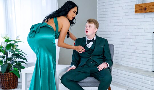 Mom with big tits gave her stepson a surprise sex