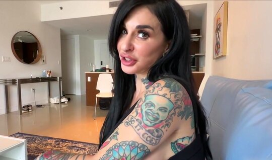 A mother with tattoos knows how to jerk off a dick with her hands perfectly