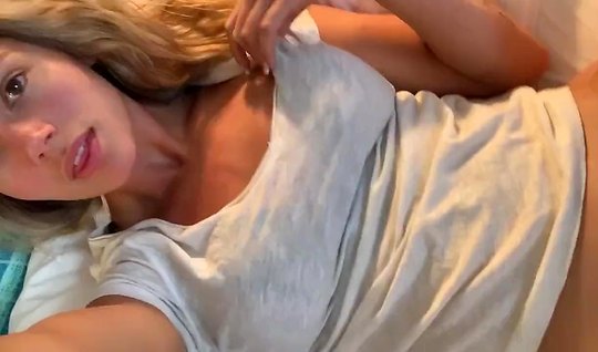 Wife spreads her legs and Masturbates on camera for homemade porn