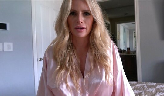 The blonde showed her tits and the guy offered her sex