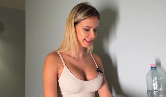 Athletic Russian chick takes off her tights for fun...