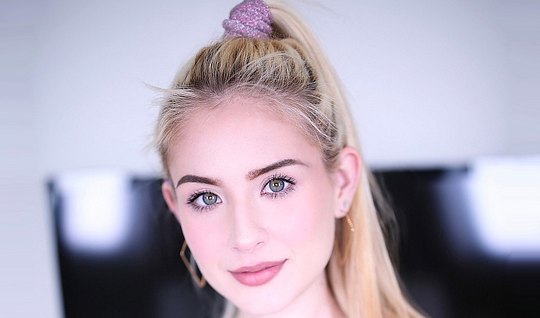 Close-up beauty gives deepthroat blowjob to fucker and gets cum on tongue