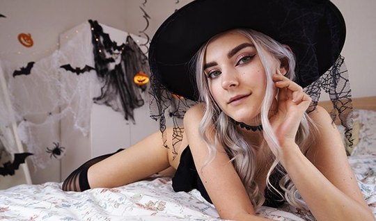 Russian girl after blowjob does not refuse home porn with a friend