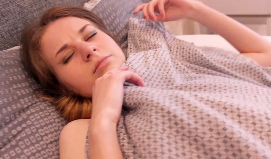 Russian girlfriend right in the bedroom substitutes her hole for homemade porn