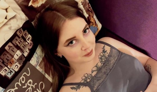 Tattooed slut on the dick rides and cums during homemade porn