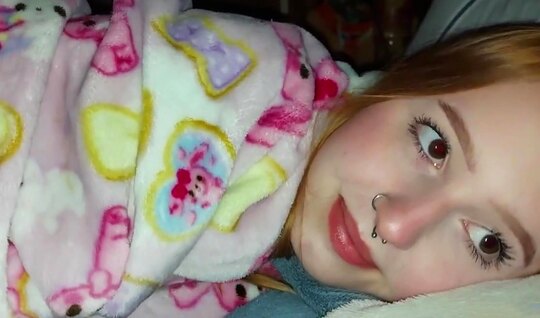 Redhead stepsister can	 sleep without tasting cock